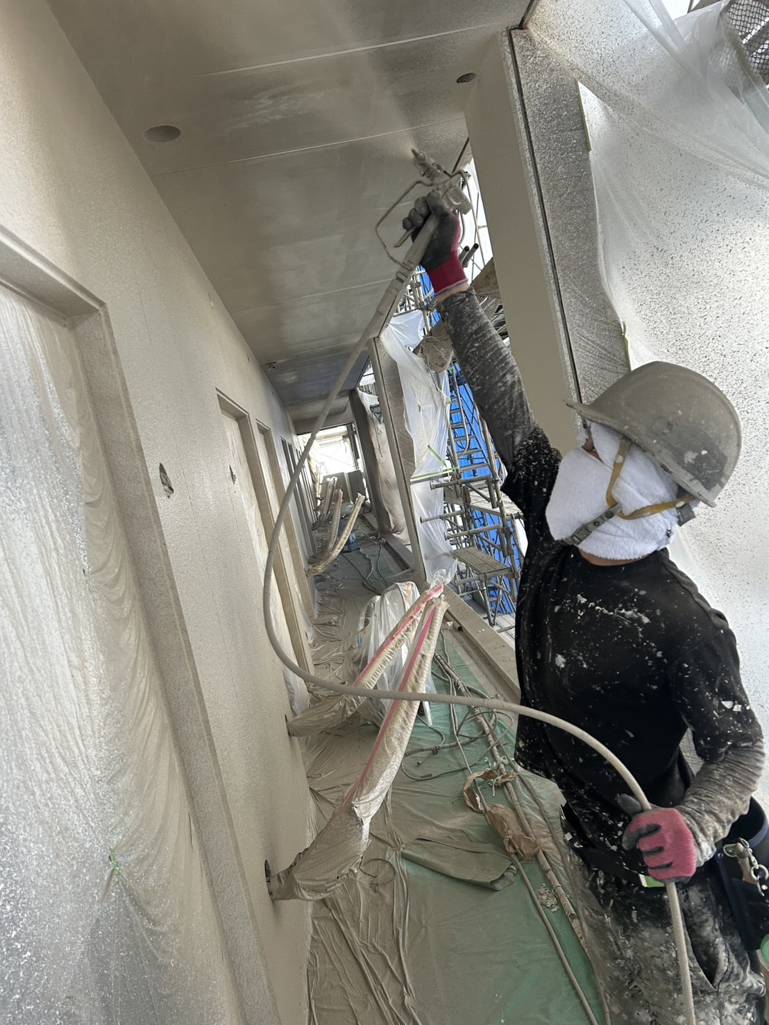 天井の吹き付け作業