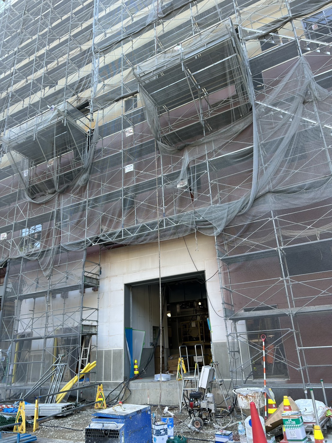 足場設置と養生の現場